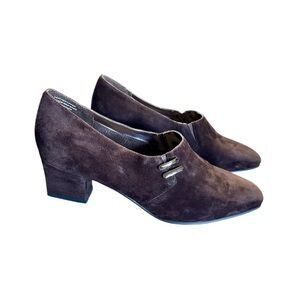 KAREN SCOTT, SOFT STEP, RILEY, NWOT, WOMENS BROWN SUEDE HEELS. SIZE 9 1/2M